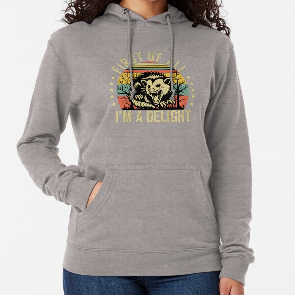 Vista previa del artículo con la obra «Retro primero de todo soy una delicia sarcástica enojada amante de la zarigüeya camisa, comodidad divertida camiseta amante de los animales, regalo único para los amantes de la zarigüeya», diseñado y vendido por ProductDesign12.