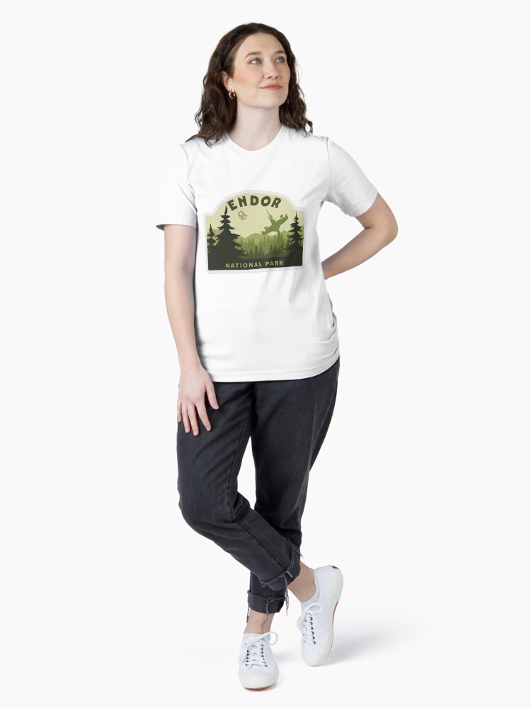 Imagen 4 de 7, Camiseta esencial con la obra Parque Nacional Endor, diseñada y vendida por Hanneliza.