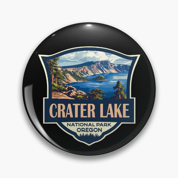 Aperçu de l'œuvre Badge Rétro Illustration du parc national de Crater Lake créée et vendue par KrisSidDesigns.