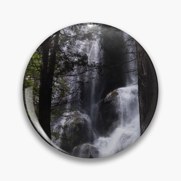 Artikelvorschau, Grizzly Falls im Kings Canyon Nationalpark, Kalifornien entworfen und verkauft von World Wondering Travel Photography.