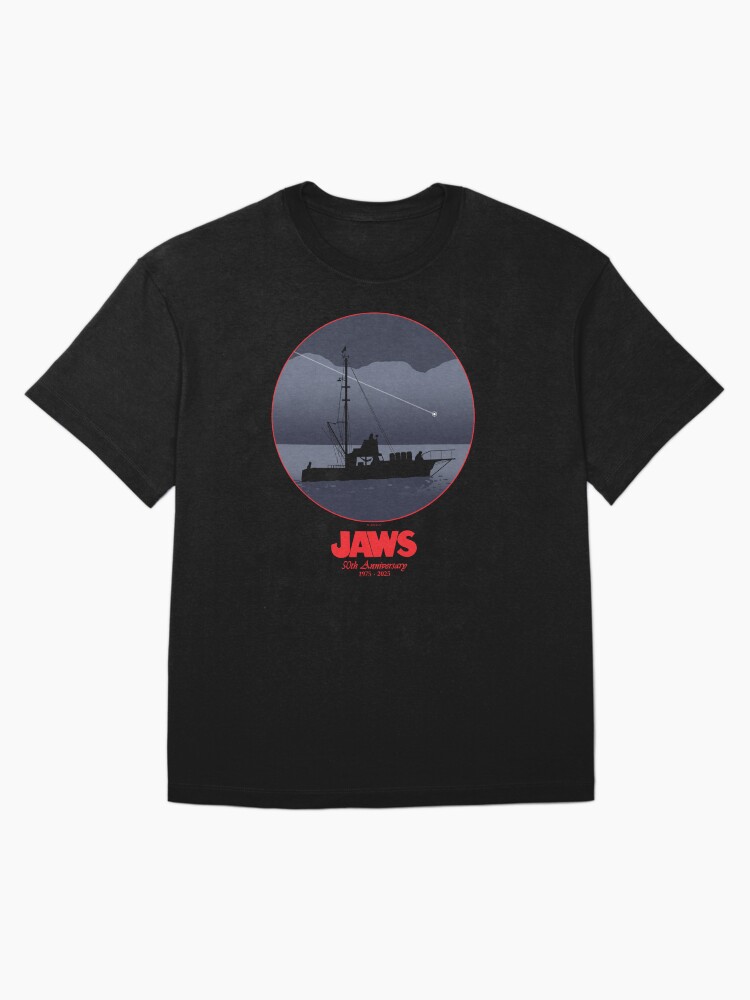Aperçu 3 sur 7. T-shirt oversize avec l'œuvre 50e anniversaire des Dents de la mer - Shooting Star (variante rouge) créée et vendue par GloopTrekker.