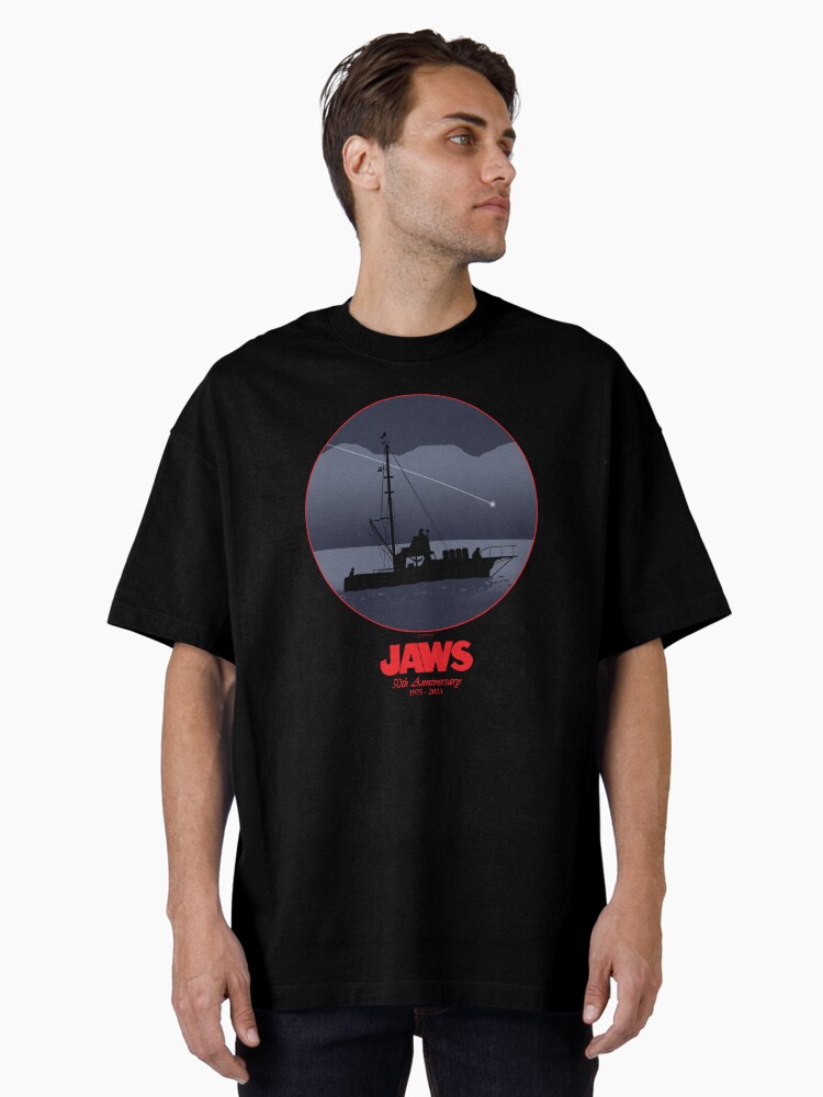 Aperçu 1 sur 7. T-shirt oversize avec l'œuvre 50e anniversaire des Dents de la mer - Shooting Star (variante rouge) créée et vendue par GloopTrekker.