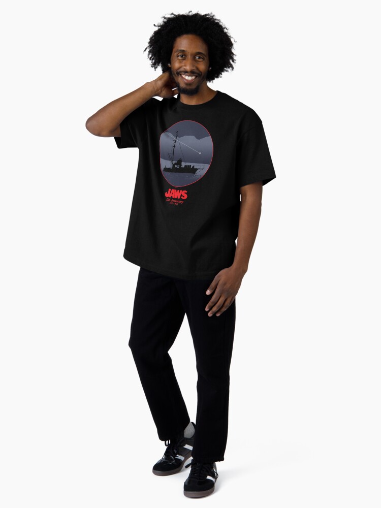 Aperçu 4 sur 7. T-shirt oversize avec l'œuvre 50e anniversaire des Dents de la mer - Shooting Star (variante rouge) créée et vendue par GloopTrekker.