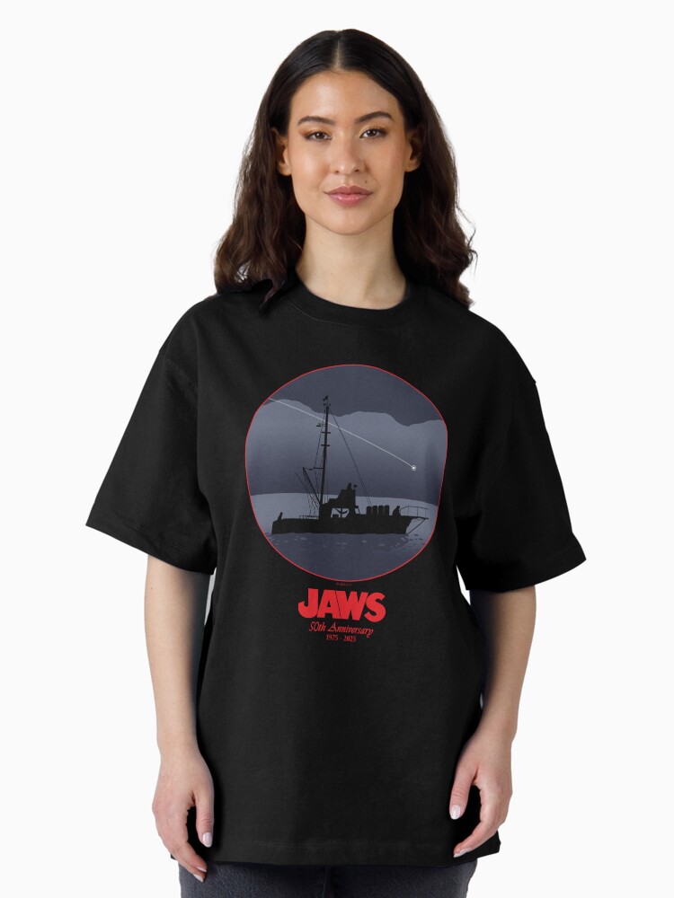 Aperçu 2 sur 7. T-shirt oversize avec l'œuvre 50e anniversaire des Dents de la mer - Shooting Star (variante rouge) créée et vendue par GloopTrekker.
