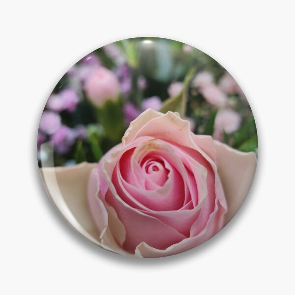 Artikelvorschau, Eine rosa Rose. entworfen und verkauft von kezbomb.