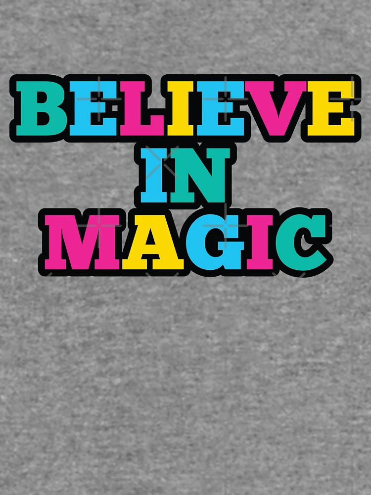 Aperçu 6 sur 6. Sweatshirt léger avec l'œuvre Believe in magic créée et vendue par DesignGoodStore.