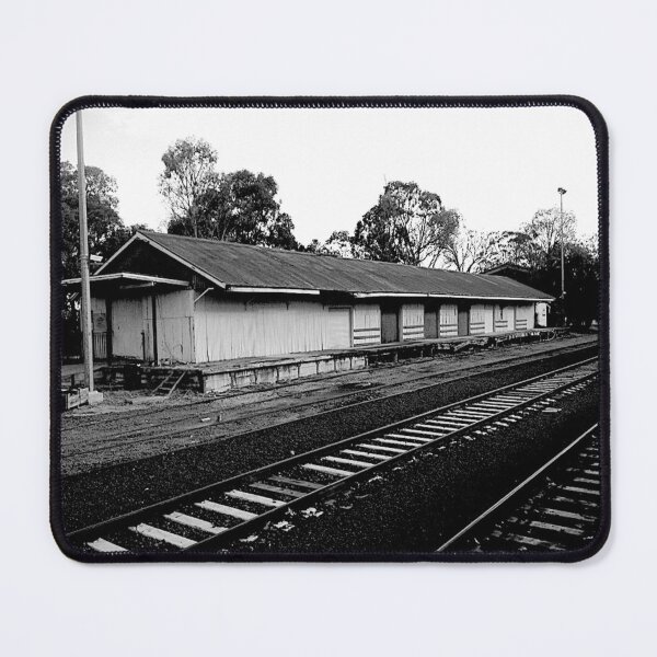 Artikelvorschau, Ein stillgelegter Bahnsteig entworfen und verkauft von CHOCOLATESCORPI.