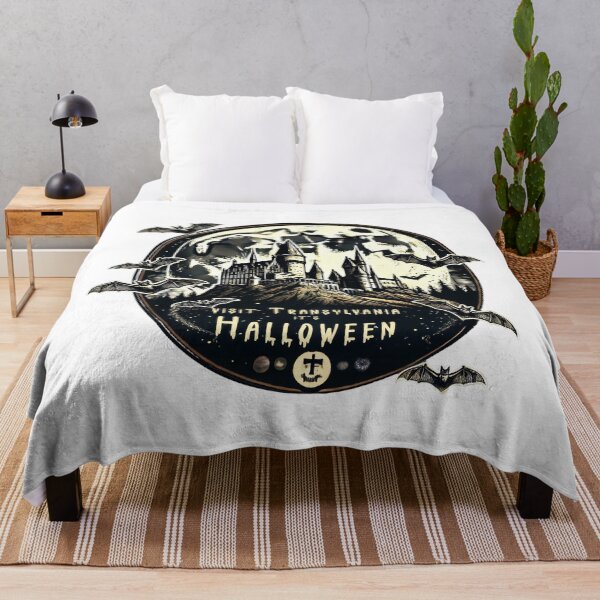 Artikelvorschau, Vintage T-Shirt Reisedesign Transsilvanien – Retro Halloween Reiseplakat mit Fledermäusen und gotischem Schloss entworfen und verkauft von pod24.