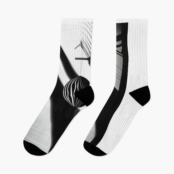 Artikelvorschau, Minimalistische abstrakte Geometrie: Eleganz in Schwarz und Weiß entworfen und verkauft von hduingdiii.
