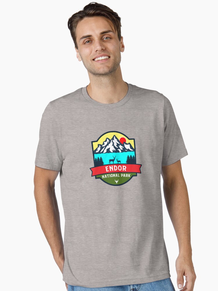 Imagen 1 de 7, Camiseta esencial con la obra Parque Nacional Endor, diseñada y vendida por Nature-Book.