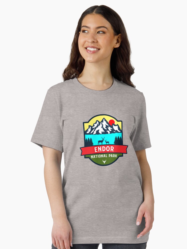 Imagen 2 de 7, Camiseta esencial con la obra Parque Nacional Endor, diseñada y vendida por Nature-Book.