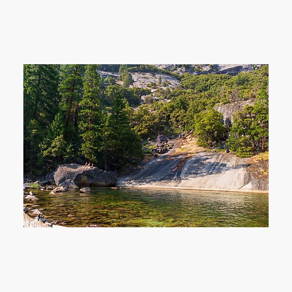 Artikelvorschau, Ruhiger Pool unterhalb des Vernal Falls – Yosemite, Kalifornien entworfen und verkauft von World Wondering Travel Photography.