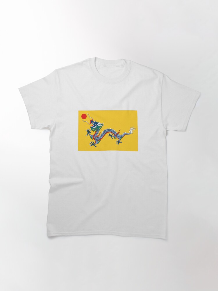 Aperçu 3 sur 7. T-shirt classique avec l'œuvre Drapeau impérial du dragon jaune, dynastie Qing (Chine) créée et vendue par Martstore.