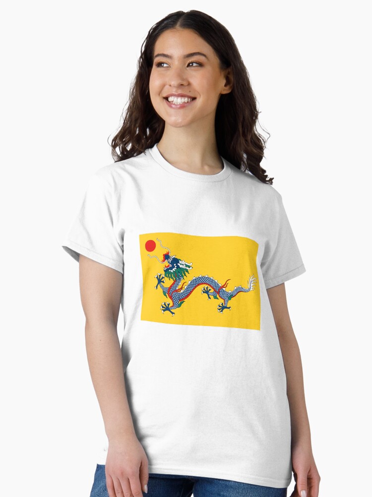 Aperçu 2 sur 7. T-shirt classique avec l'œuvre Drapeau impérial du dragon jaune, dynastie Qing (Chine) créée et vendue par Martstore.