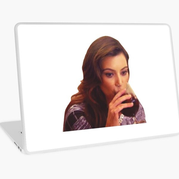 Aperçu de l'œuvre Kim K en train de siroter du vin créée et vendue par Normal-Clothes.