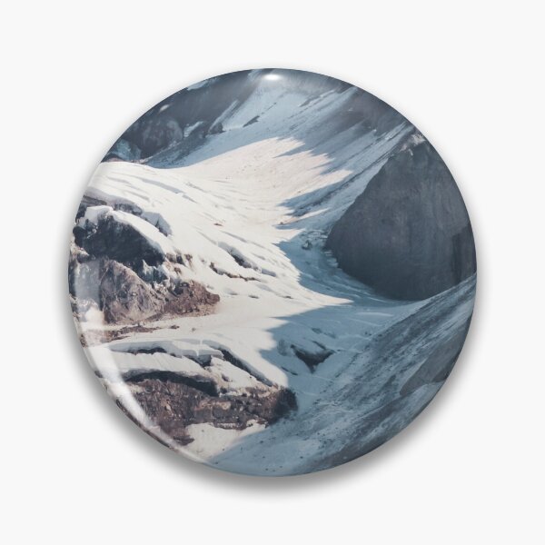 Aperçu de l'œuvre Montagne enneigée – Photographie du Mont Rainier créée et vendue par Not So Dull Design.