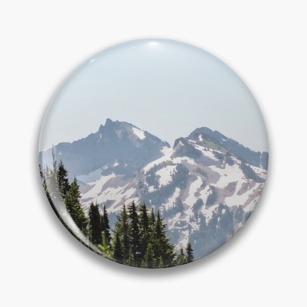 Aperçu de l'œuvre Montagnes et arbres – Photographie du mont Rainier créée et vendue par Not So Dull Design.