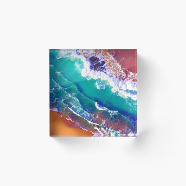 Artikelvorschau, Kräftige Wellen an einem einsamen Strand entworfen und verkauft von SimpleBotDesign.