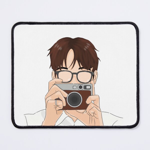 Artikelvorschau, Seventeen Wonwoo hält eine Digitalkamera entworfen und verkauft von ShinArtDesign.