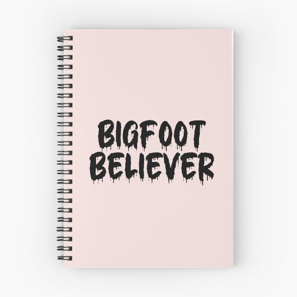 Artikelvorschau, SCHWARZ AUF ROSA BIGFOOT BELIEVER BLUTTROPFEN entworfen und verkauft von RomeArtCo.