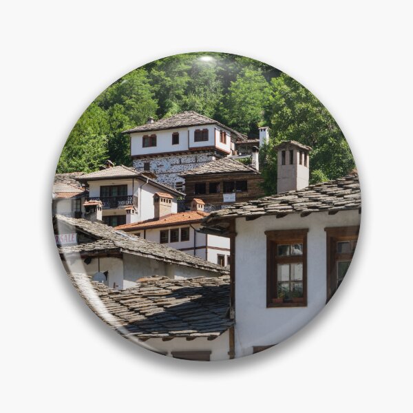 Artikelvorschau, Malerische Dorfhäuser auf einem bewaldeten Berghang entworfen und verkauft von Georgia Mizuleva.