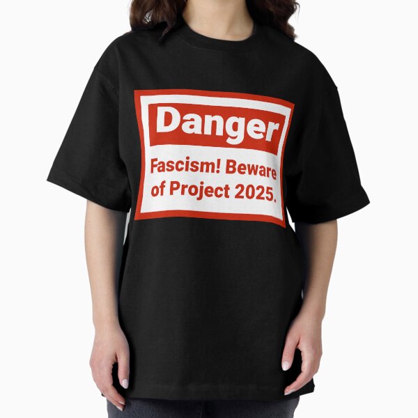 Vista previa del artículo con la obra «¡Peligro fascismo! ¡Cuidado con el proyecto 2025!», diseñado y vendido por Rachel the Artist .
