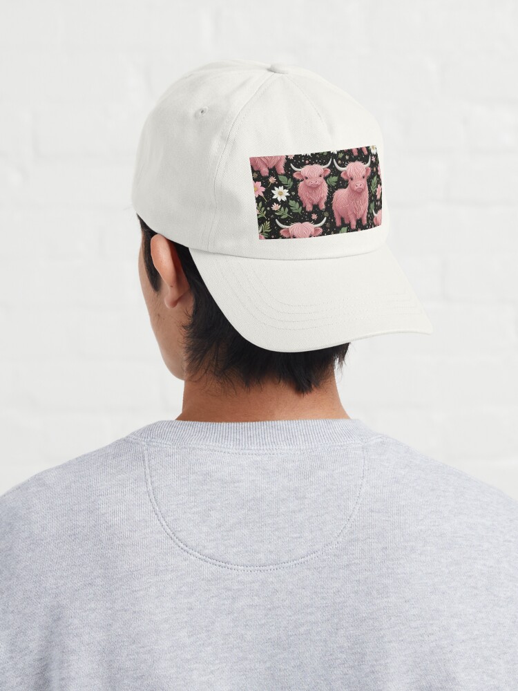Aperçu 4 sur 7. Casquette avec l'œuvre Vache rose des Highlands et fleurs créée et vendue par Nolan6.