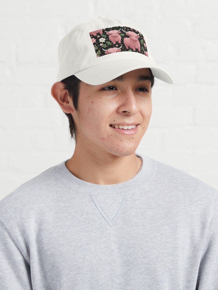 Aperçu 3 sur 7. Casquette avec l'œuvre Vache rose des Highlands et fleurs créée et vendue par Nolan6.