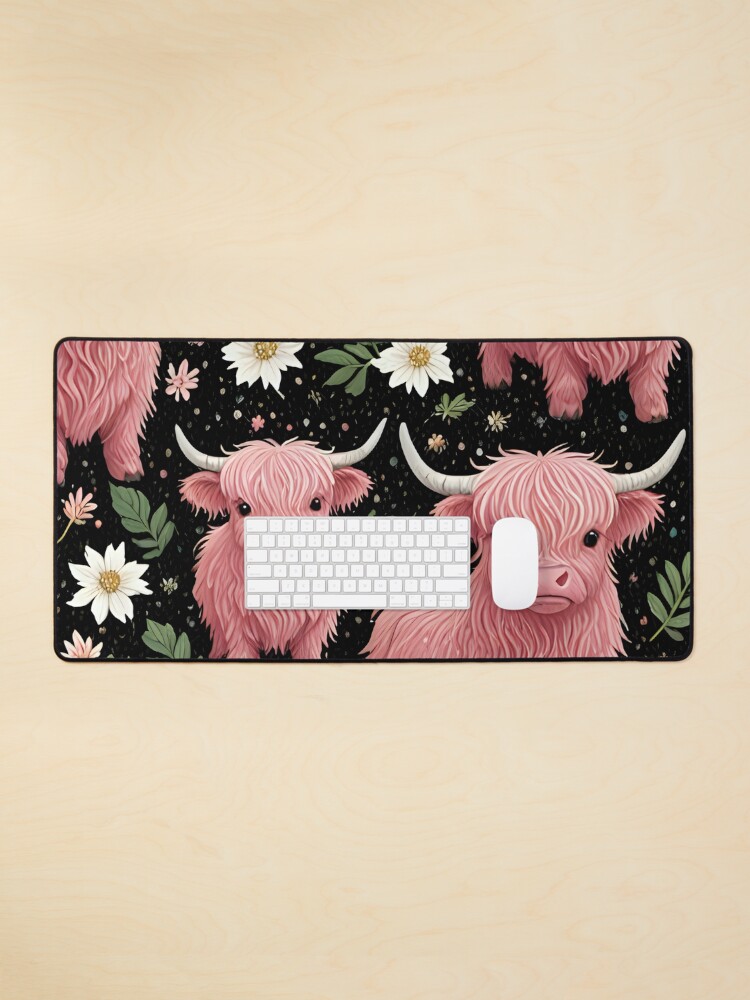 Aperçu 1 sur 5. Tapis de souris avec l'œuvre Vache rose des Highlands et fleurs créée et vendue par Nolan6.