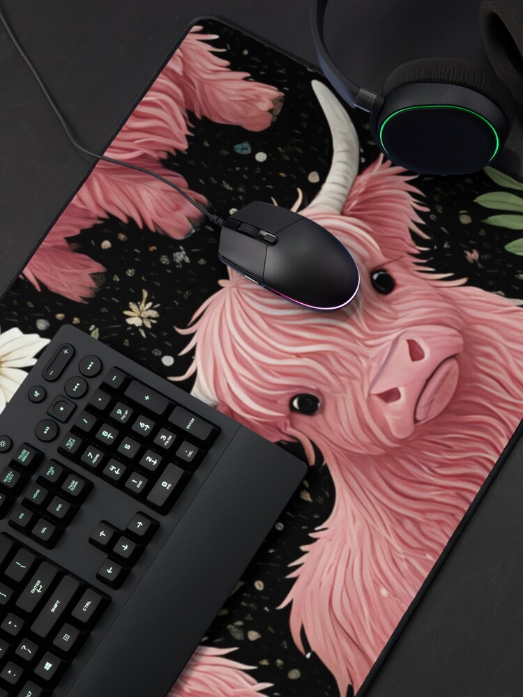Aperçu 4 sur 5. Tapis de souris avec l'œuvre Vache rose des Highlands et fleurs créée et vendue par Nolan6.