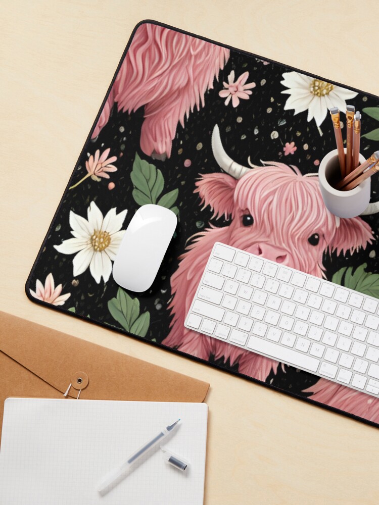 Aperçu 3 sur 5. Tapis de souris avec l'œuvre Vache rose des Highlands et fleurs créée et vendue par Nolan6.