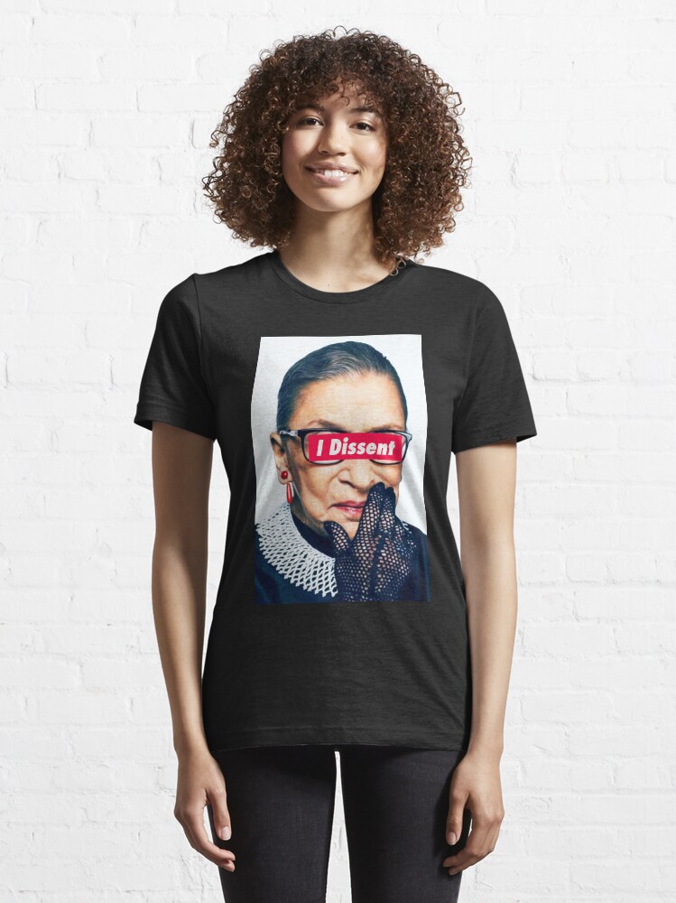 Alternative Ansicht von und es beginnt mit drei Worten Essential T-Shirt