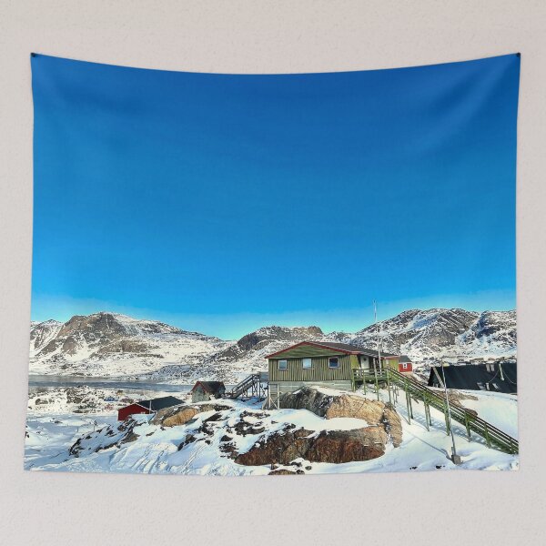 Artikelvorschau, Malerische arktische Landschaft mit klarem blauen Himmel in Sisimiut, Grönland entworfen und verkauft von GraTEEtude.