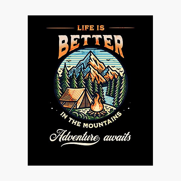 Artikelvorschau, Das Leben ist besser in den Bergen Camping T-Shirt entworfen und verkauft von TrailTees.