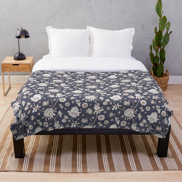 Aperçu de l'œuvre Motif floral fantaisiste en blanc cassé sur ciel nocturne créée et vendue par halynadee.