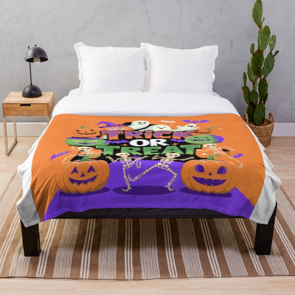 Artikelvorschau, Festliches Halloween-Typografie-Design „Süßes oder Saures“ entworfen und verkauft von Lisa Pearlman.