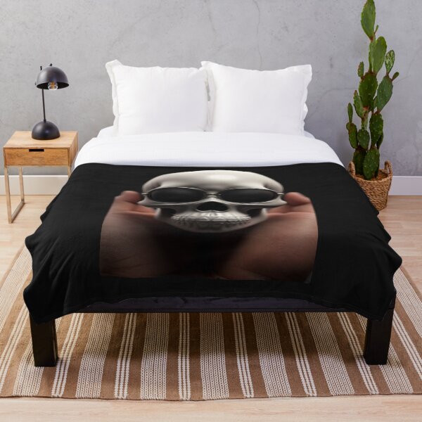Aperçu de l'œuvre Crâne dans les mains avec des lunettes de soleil créée et vendue par PrintMeOnYou.