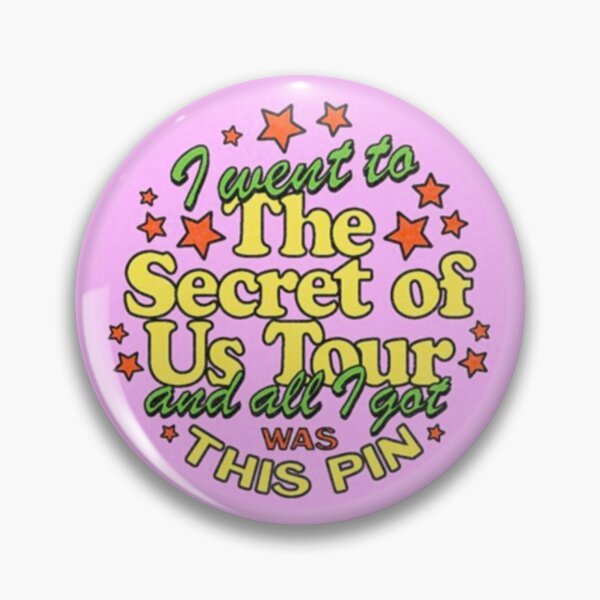Vista previa del artículo con la obra «Pin de la gira The Secret of Us con diseño de estrellas», diseñado y vendido por aestheticqueen.