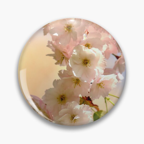 Artikelvorschau, Digitales Foto einer Blüte mit weichem Fokus entworfen und verkauft von SimonJohnson1.