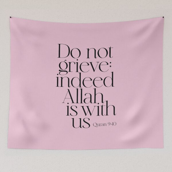 Artikelvorschau, Koranvers: „Sei nicht traurig, wahrlich, Allah ist mit uns.“ Dies ist die Farbe PINK entworfen und verkauft von ZamZamDesign.