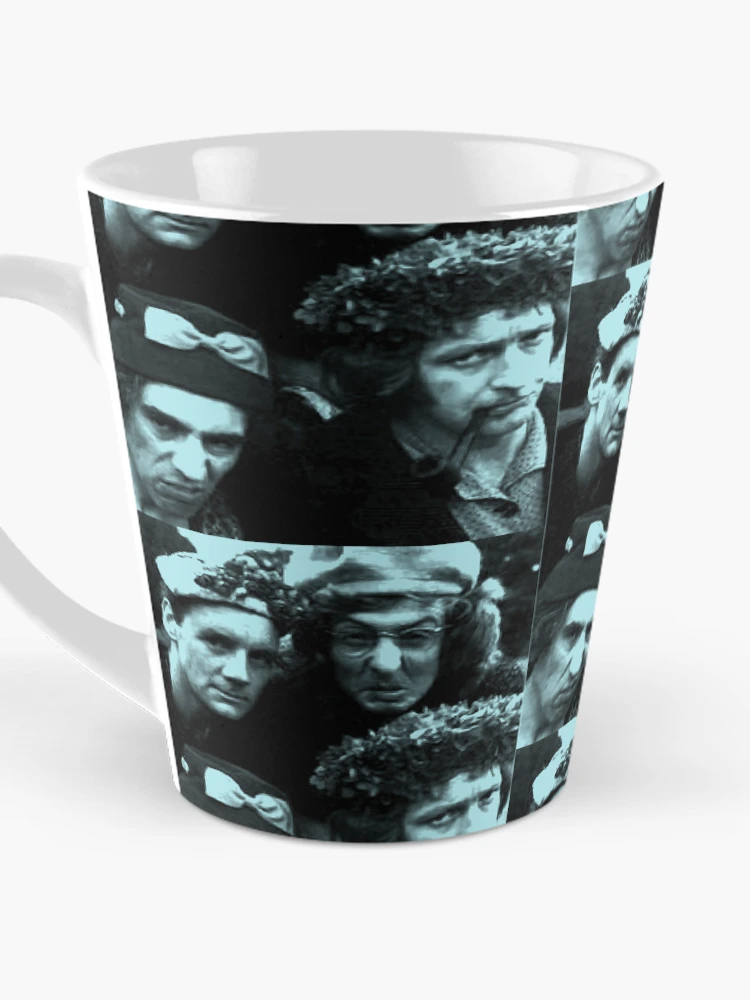 Aperçu 3 sur 4. Mug à café avec l'œuvre Python 1 créée et vendue par Scratchy-Ed.