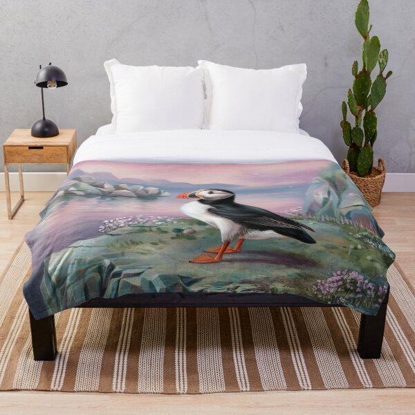 Artikelvorschau, Ein Papageitaucher in einer pastellfarbenen Landschaft. entworfen und verkauft von notevidia.
