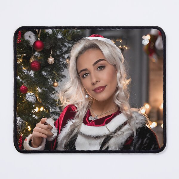 Artikelvorschau, Mama Weihnachten mit Spielzeug entworfen und verkauft von Jennifer Morcom.