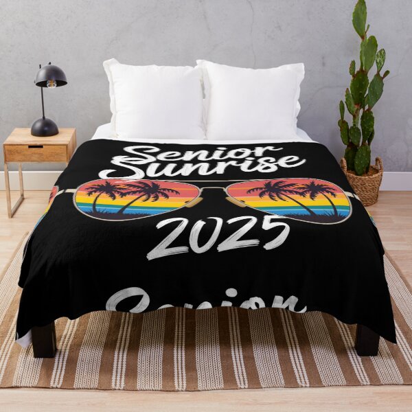 Item preview, Amanecer de último año 2025 Palmeras al atardecer retro Graduación de la escuela secundaria Escuela secundaria universitaria designed and sold by PupnkittyMania ⭐⭐⭐⭐⭐.