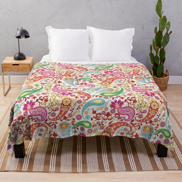Artikelvorschau, Farbenfrohes Paisley- und Blumenmuster mit kunstvollen Details auf grünem Hintergrund entworfen und verkauft von SeamlessHub4289.