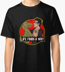 Life finds a way Classic T-Shirt