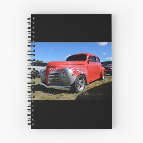Artikelvorschau, Rotes Plymouth-Coupé entworfen und verkauft von McFleur's Lens.