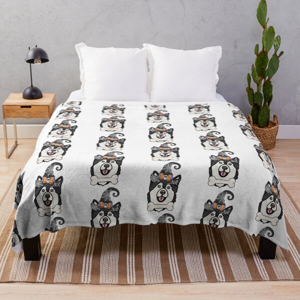 Artikelvorschau, Husky-Hund mit Hexenhut – Gruseliges und süßes Halloween-Design entworfen und verkauft von MrsCreative1.