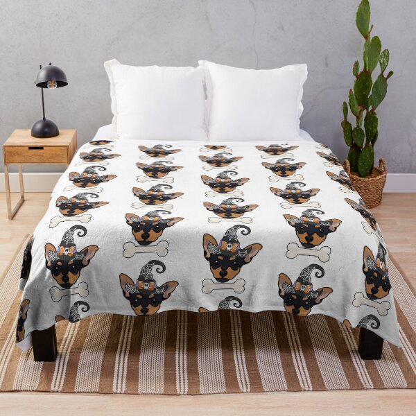 Artikelvorschau, Zwergpinscher Hund mit Hexenhut – Gruseliges und süßes Halloween-Design entworfen und verkauft von MrsCreative1.