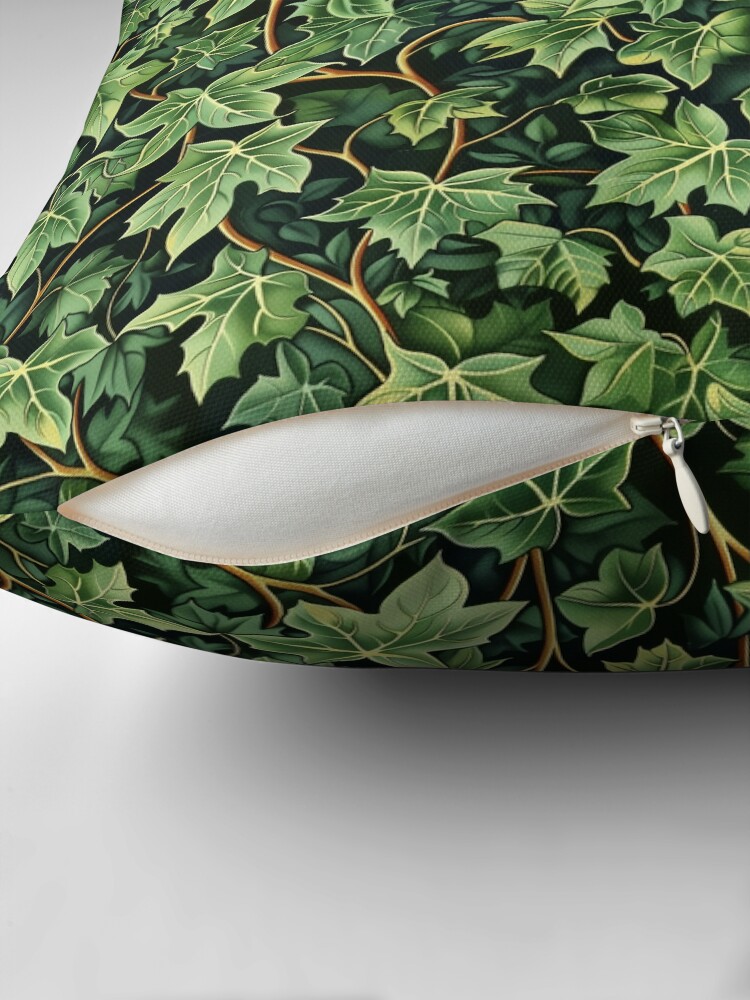 Aperçu 2 sur 4. Coussin avec l'œuvre L'étreinte d'Ivy créée et vendue par Blackholehabibi.